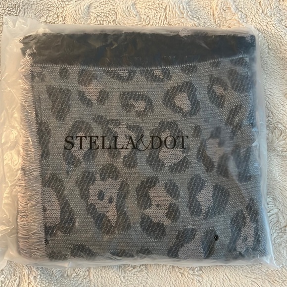 ⭐️ HOST PICK ⭐️ Brand New Stella & Dot Scarf - Picture 4 of 5